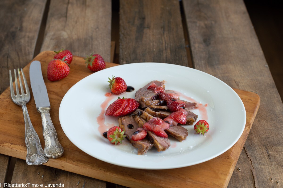 Peito de pato com molho de morangos