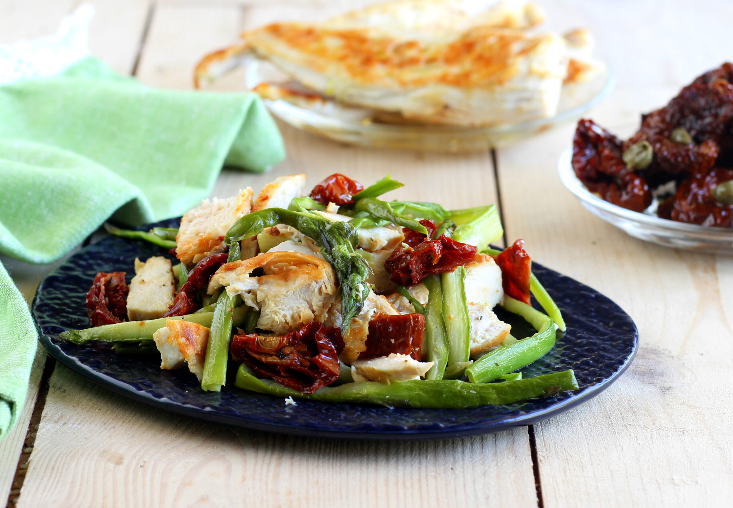 Salada de frango, aspargos e tomatinhos