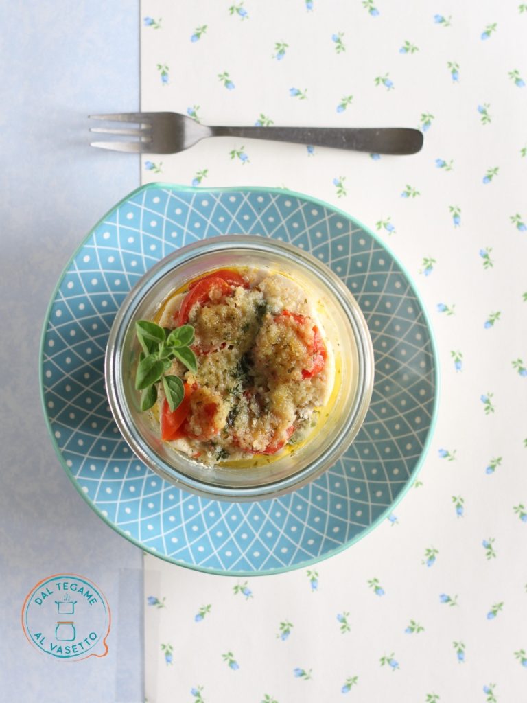 fatias de peixe-espada cozidas no pote no micro-ondas com tomatinhos e ervas aromáticas