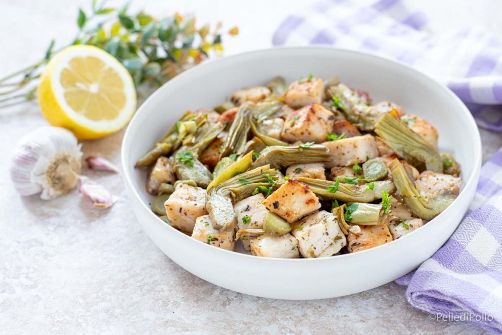 peixe-espada com alcachofras na frigideira