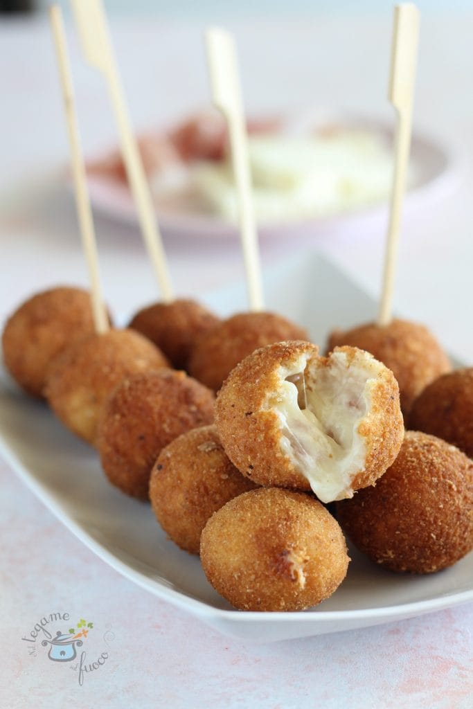 bolinhas de queijo e speck fritas