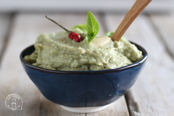 Pesto de abacate e amêndoas