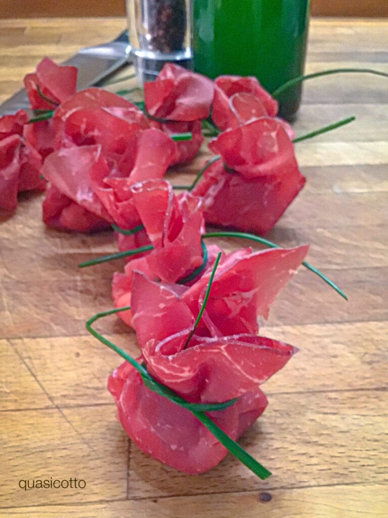 Pacotinhos de bresaola recheados com queijo