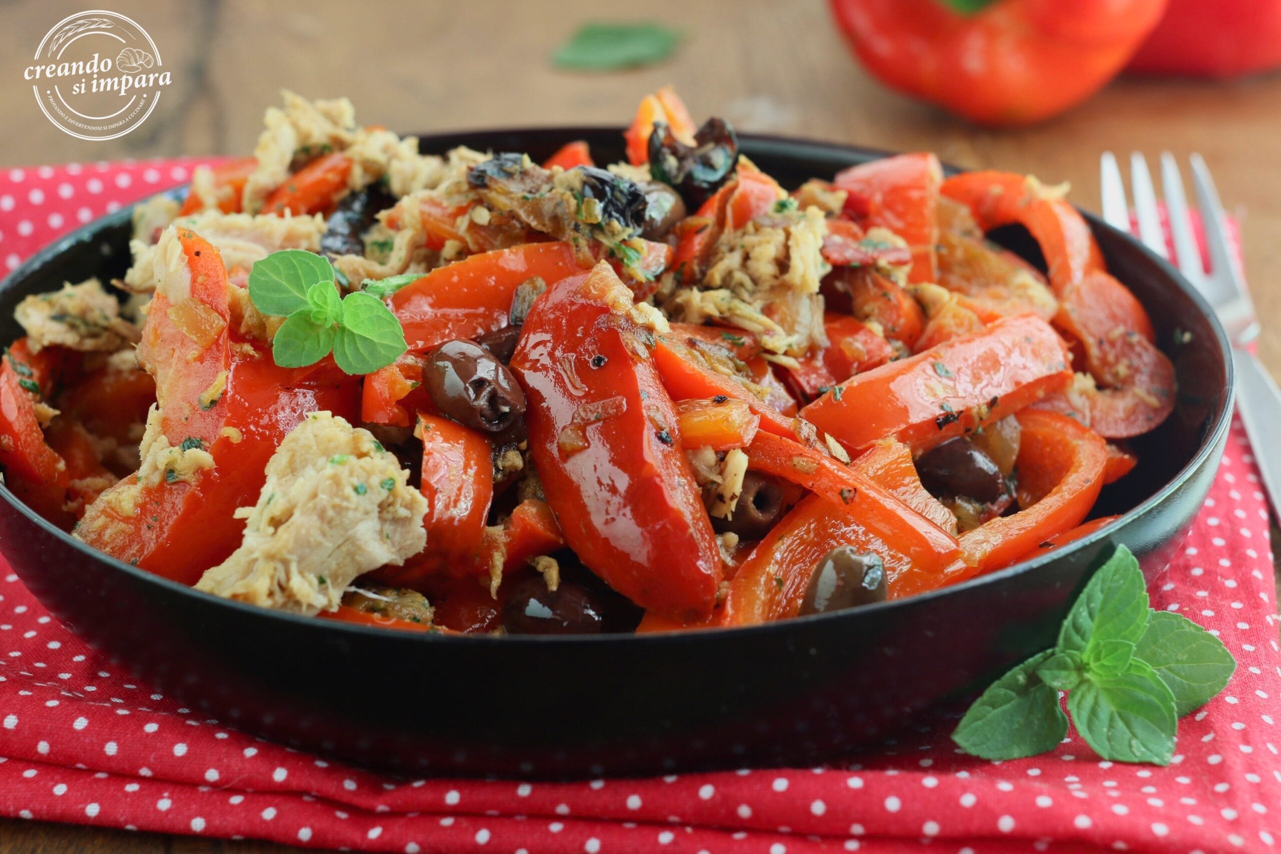 pimentões na frigideira com atum e azeitonas