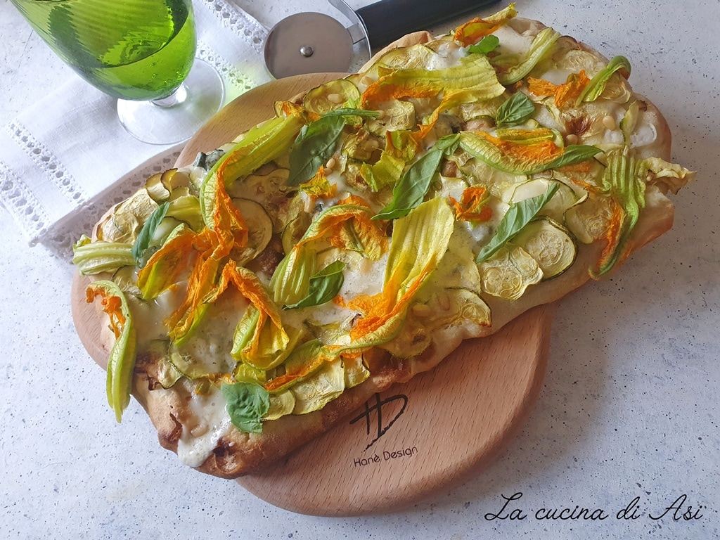 Pinsa com gorgonzola, abobrinha e flores