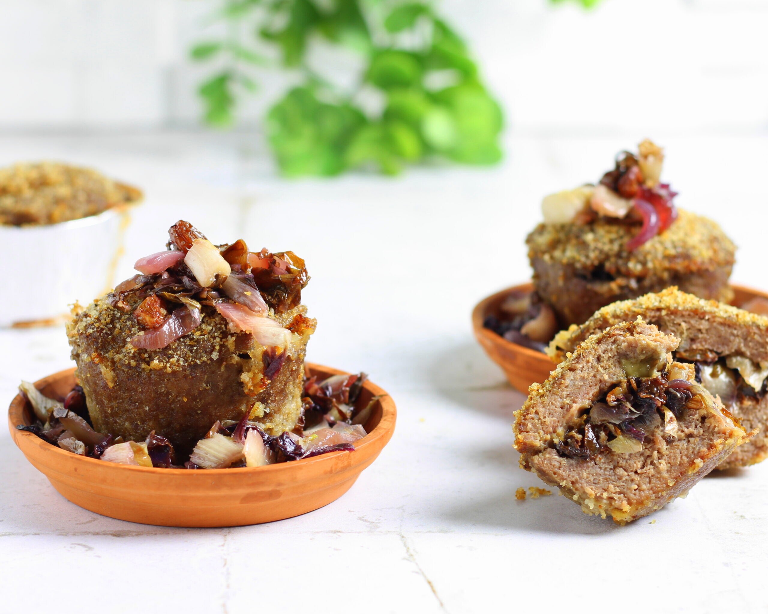 Tortinhas de carne, radicchio e brie