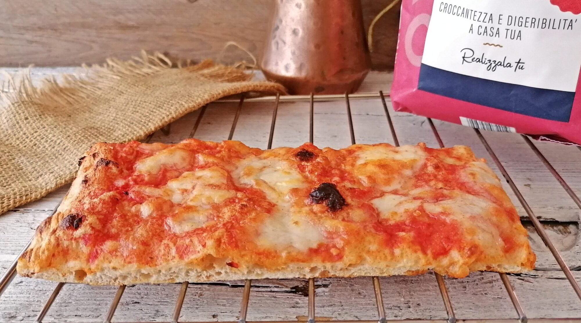 PIZZA NA FORMA ESTILO ROMANO SECA E CROCANTE
