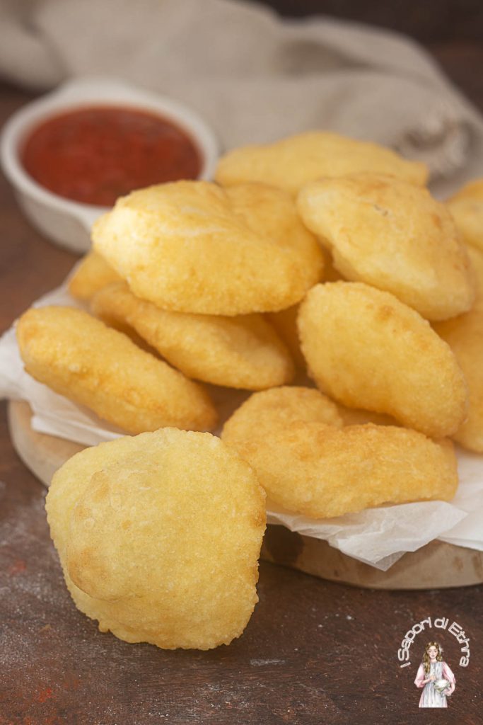 Pizzette fritas fofas com molho e stracciatella
