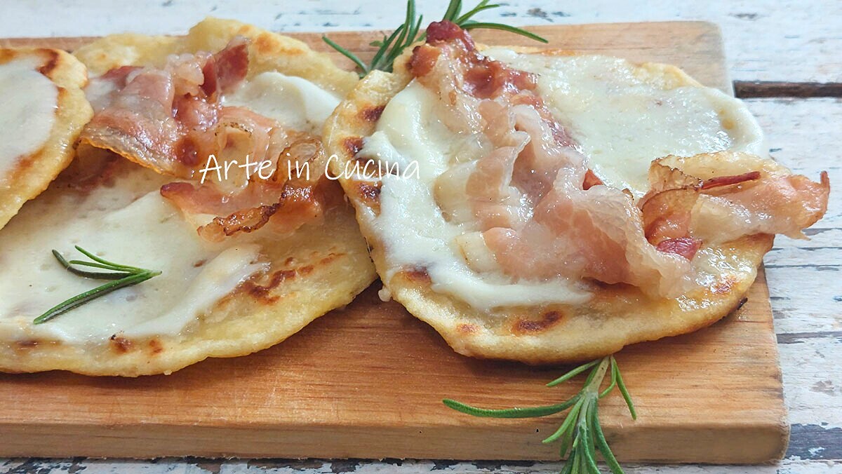 MINIPIZZAS AMASSADAS de BATATA com bacon e provolone