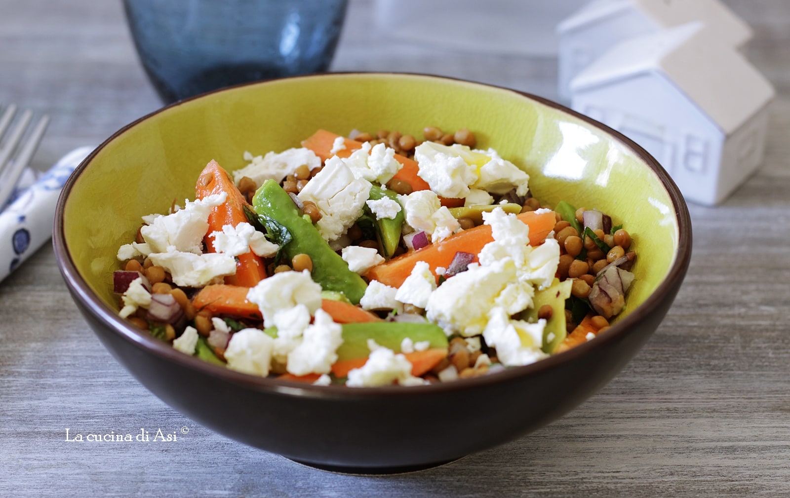 Poke à minha moda com lentilhas feta abacate