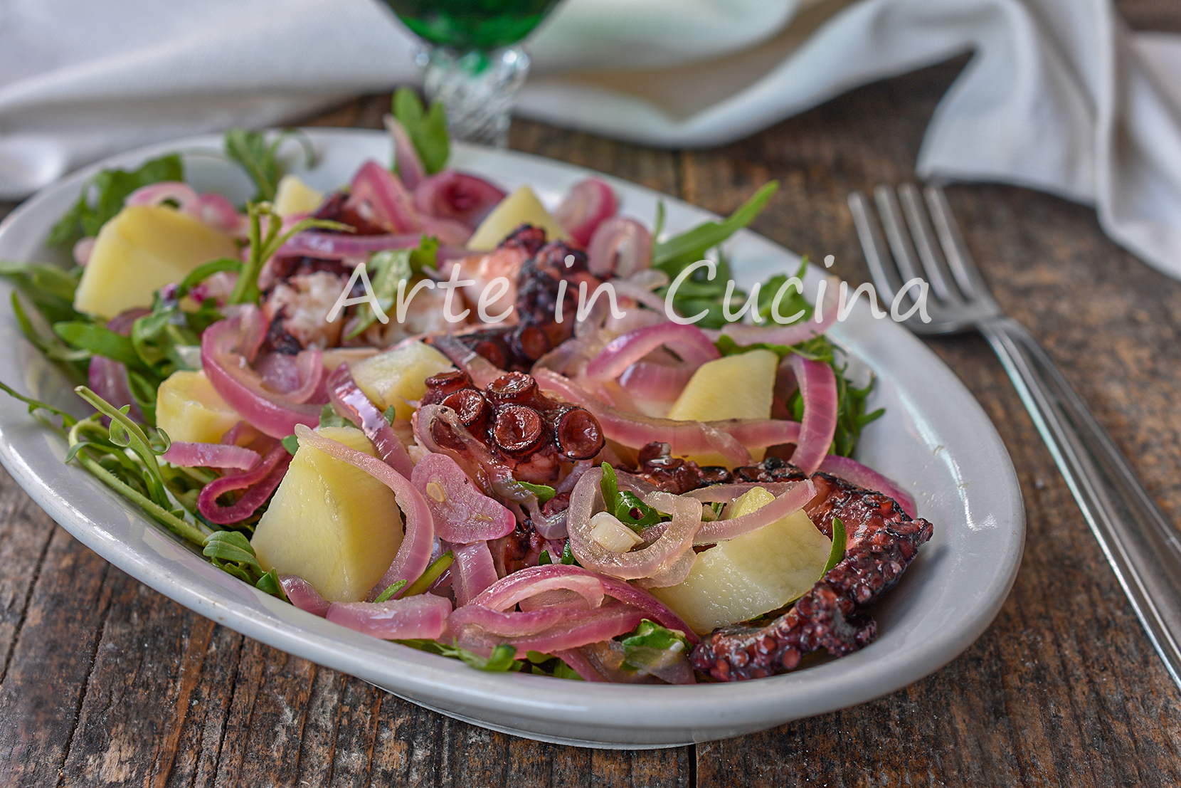 Polvo com cebolas na salada