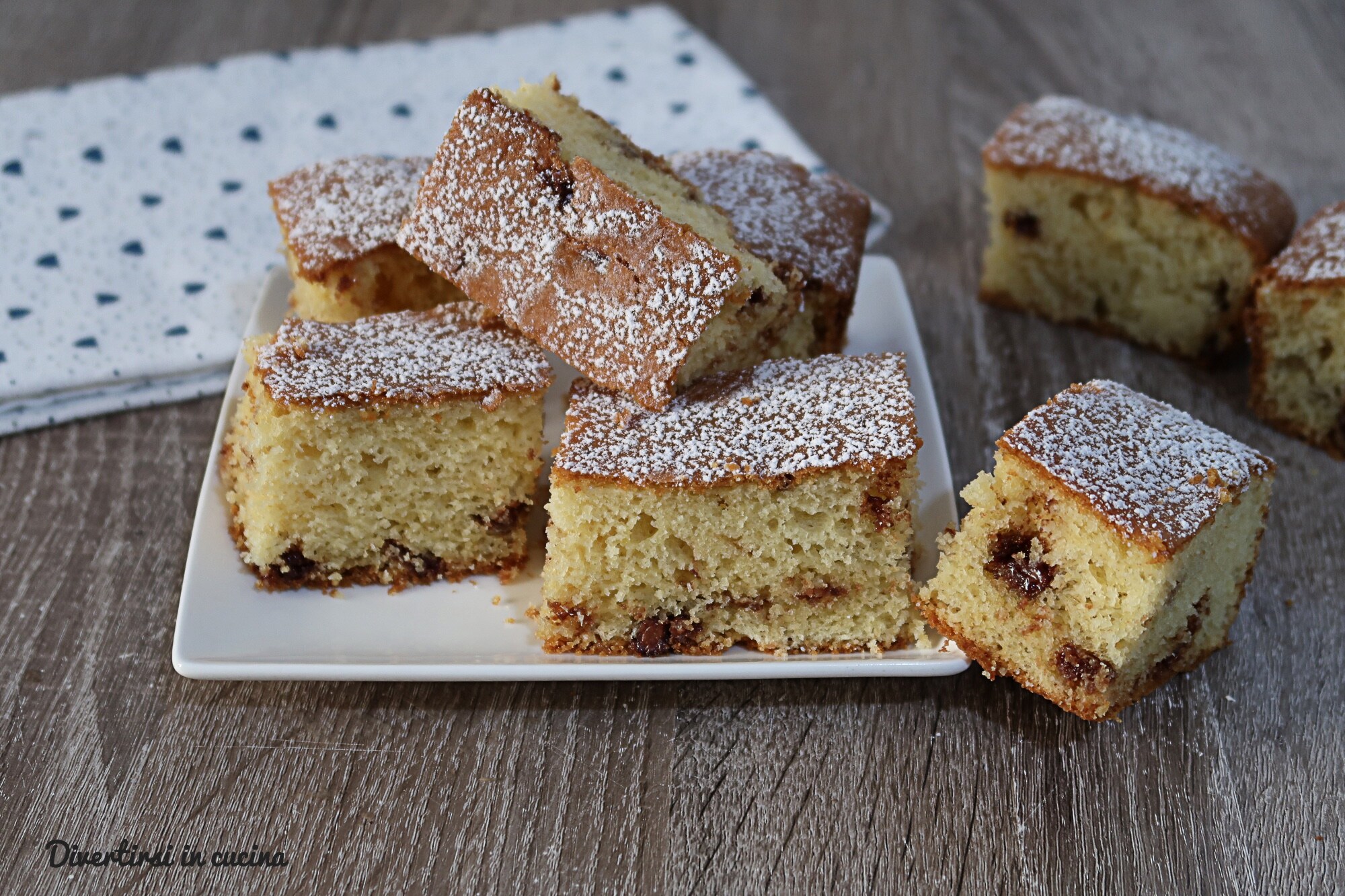 Quadradinhos com iogurte de abacaxi e chocolate