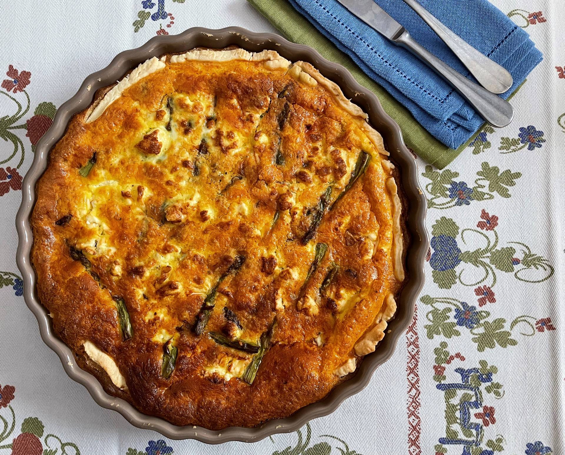 Quiche de aspargos assados e queijo de cabra