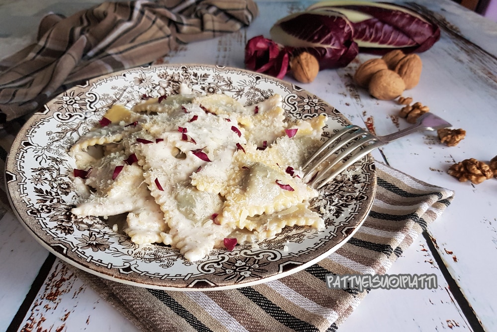 triângulos recheados com radicchio, batatas e speck