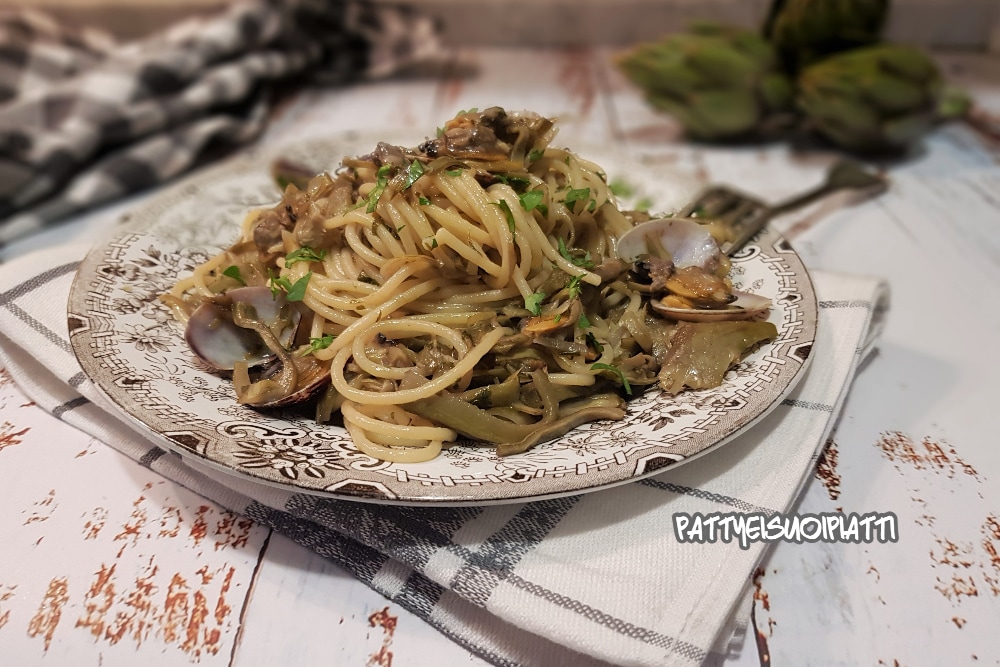 spaghetti com vôngole e alcachofras