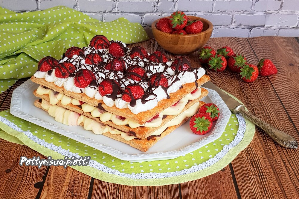 mil-folhas com creme de chantilly e morangos