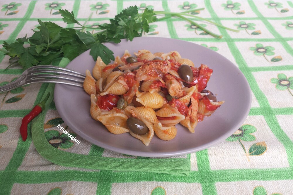macarrão ao molho de tomate com atum, azeitonas e alcaparras