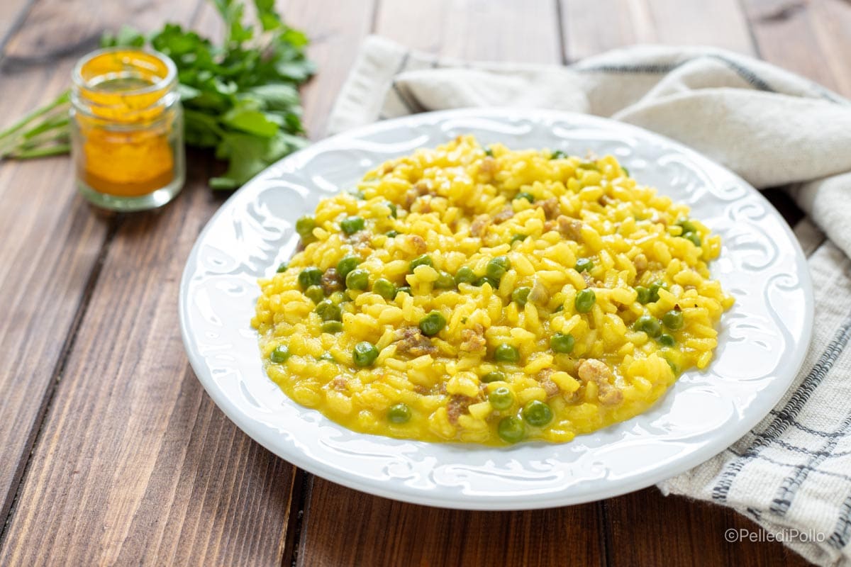 Risoto com ervilhas, linguiça e açafrão
