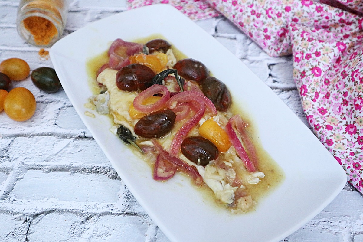 Filetes de robalo com tomate-cereja amarelo e tigrado