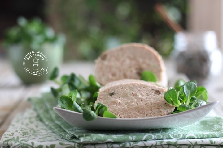 Rocambole de atum em cozimento no pote