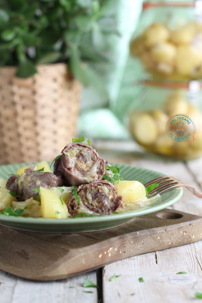 fatias de carne bovina recheadas e cozidas em pote com batatas