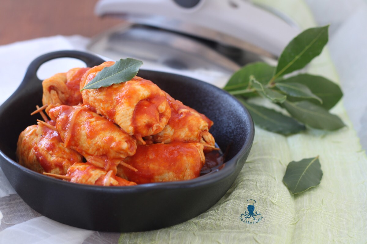 Rolinhos de frango à pizzaiola na panela de pressão.