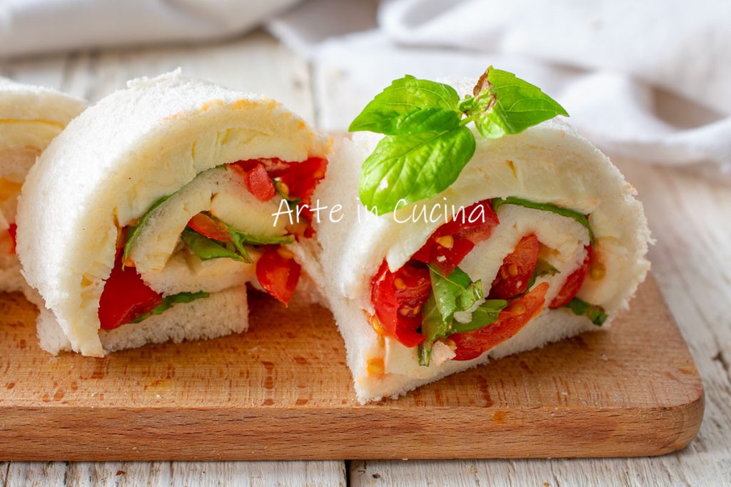 Rolinhos de pão de forma mozzarella e tomate
