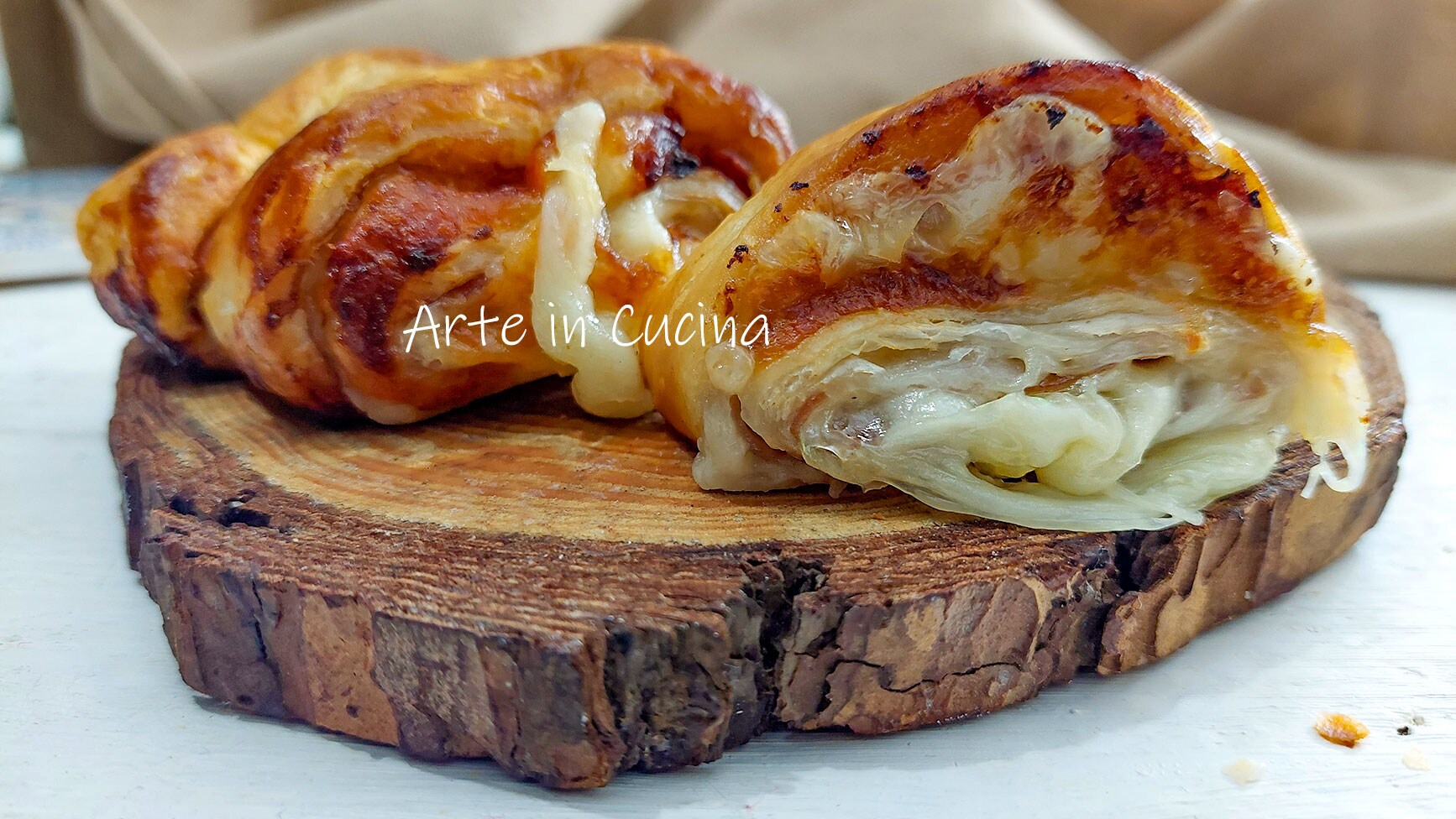 ROLINHOS DE MASSA FOLHADA com BACON e provolone