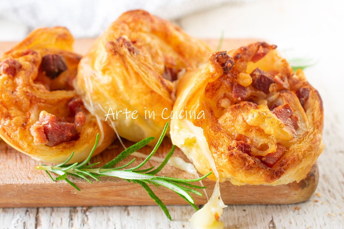 ENROLADINHOS DE MASSA FOLHADA com EMBUTIDOS e parmesão