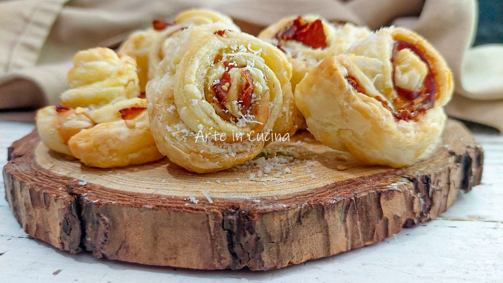 ROLOS de MASSA FOLHADA ao PARMIGIANO e speck