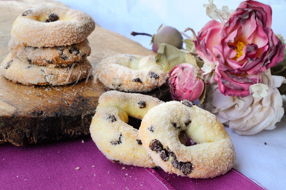 Rosquinhas açucaradas de laranja e chocolate rápidas