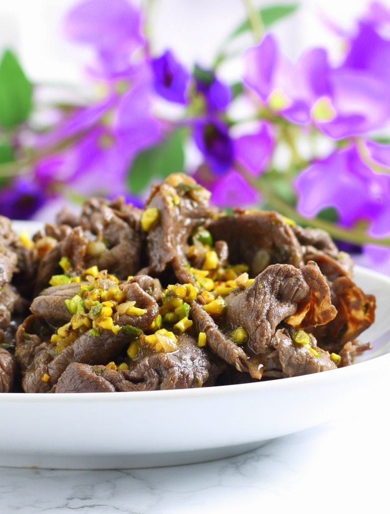 Bifes de carne ao salmoriglio e pistache