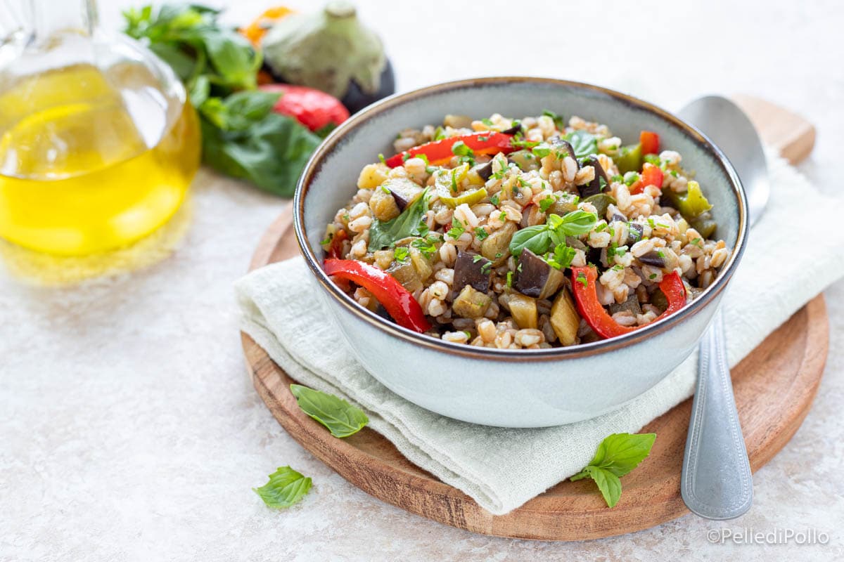 Salada de espelta com berinjela e pimentão