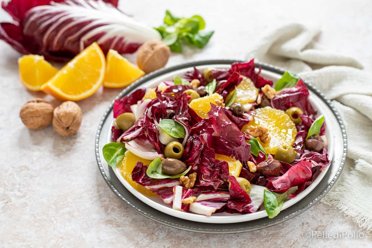 Salada de radicchio com laranjas, azeitonas e nozes
