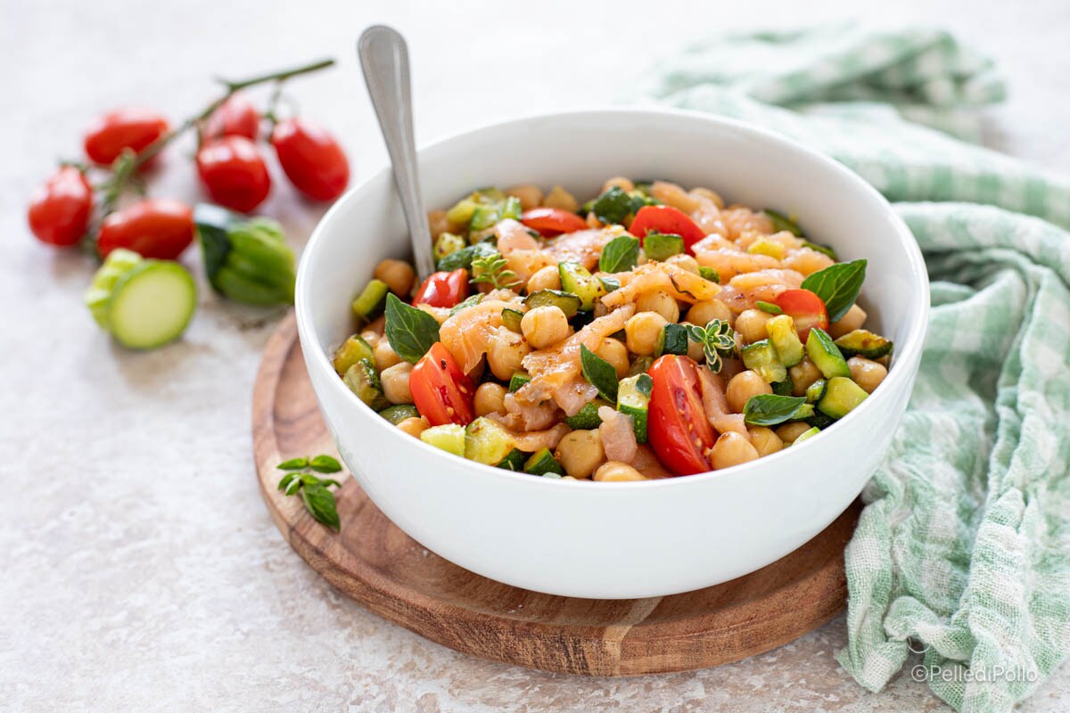 Salada de salmão, grão-de-bico e abobrinha