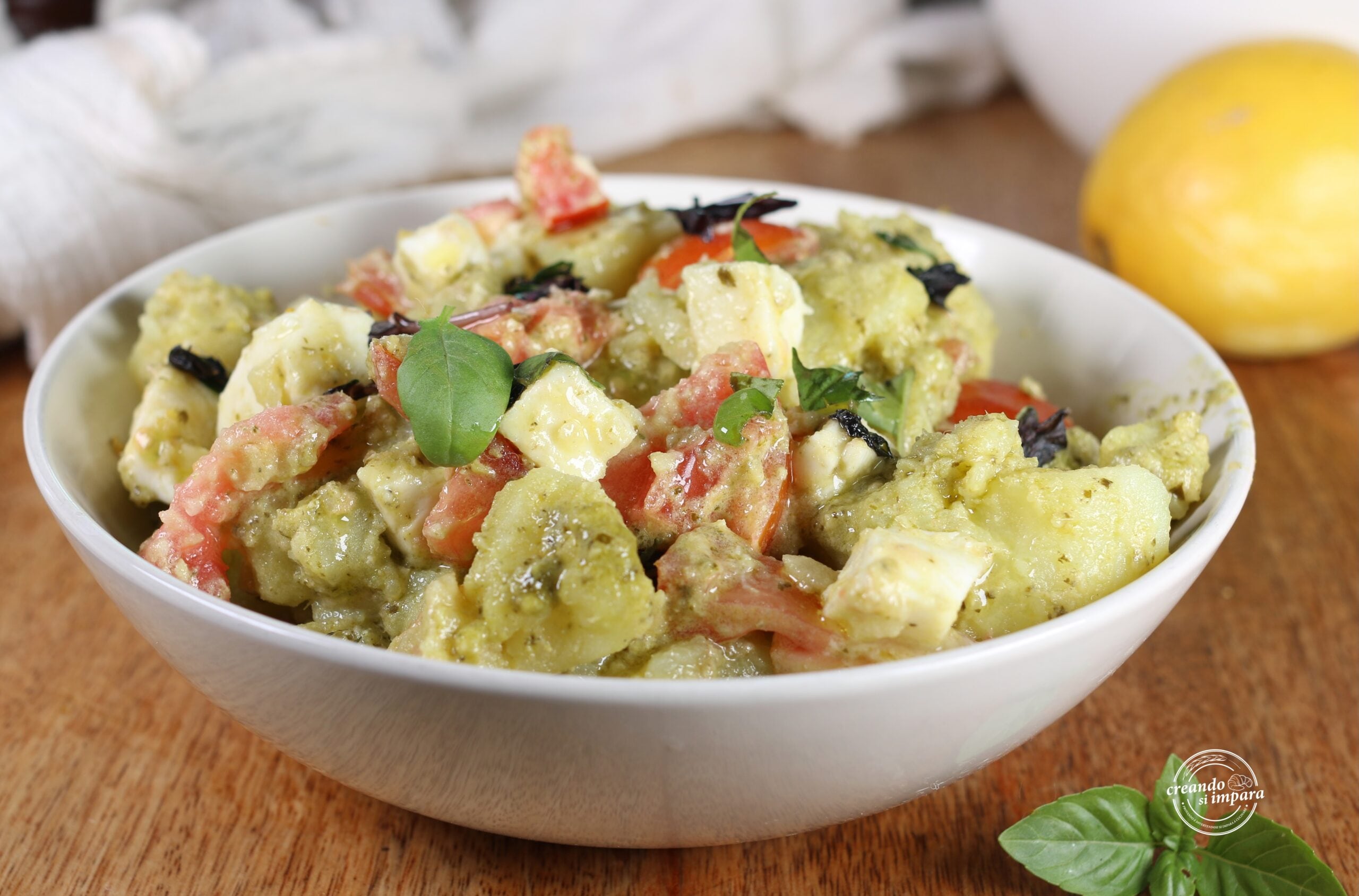 Salada de batata com pesto, tomate e mussarela