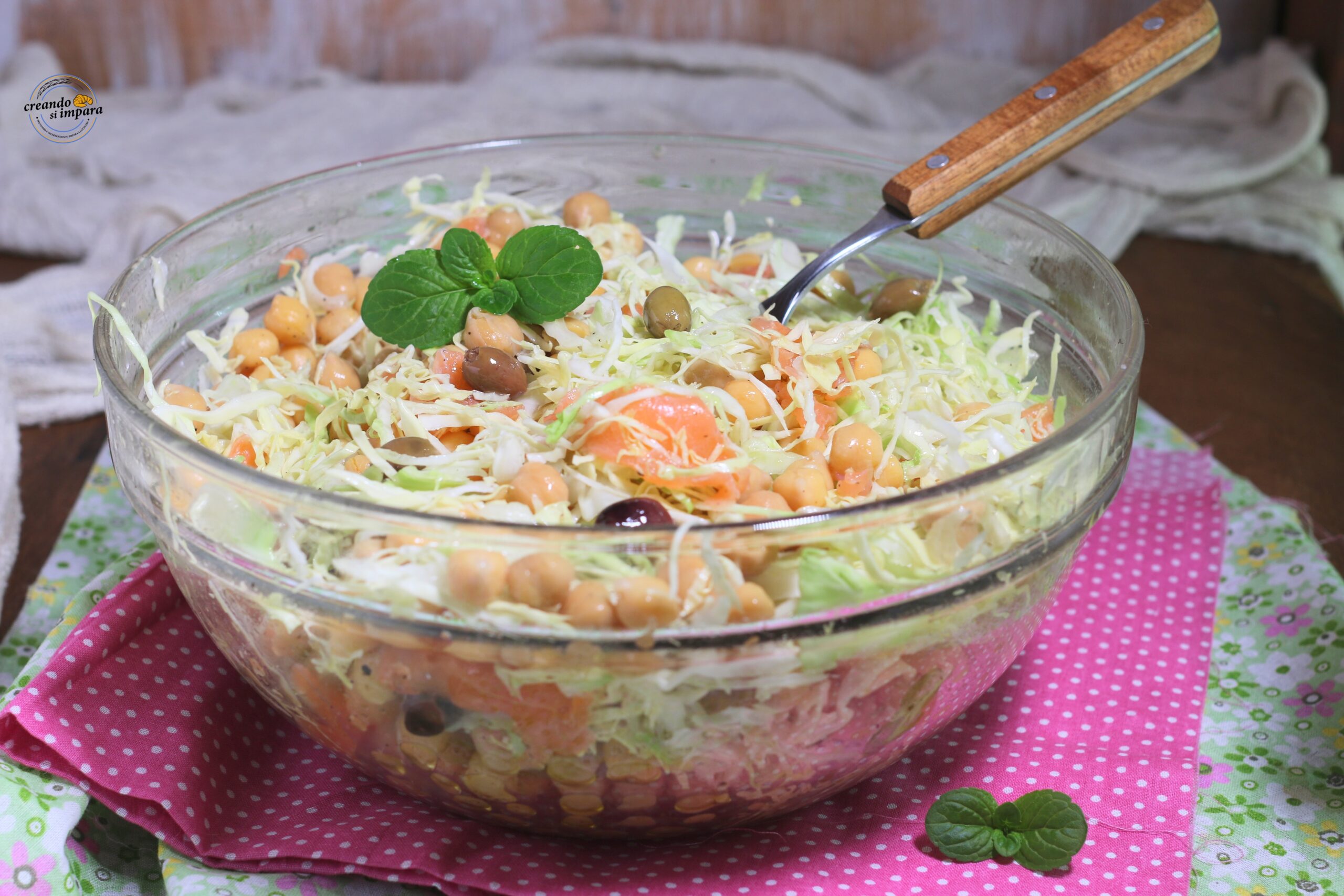 Salada de grão-de-bico com salmão e repolho
