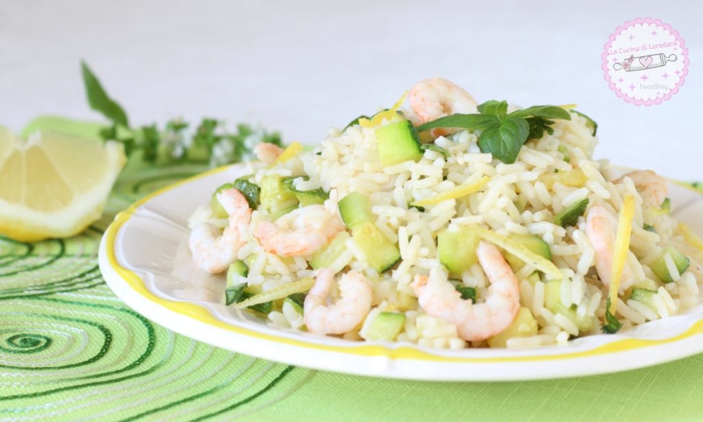 salada de arroz com abobrinhas e camarões