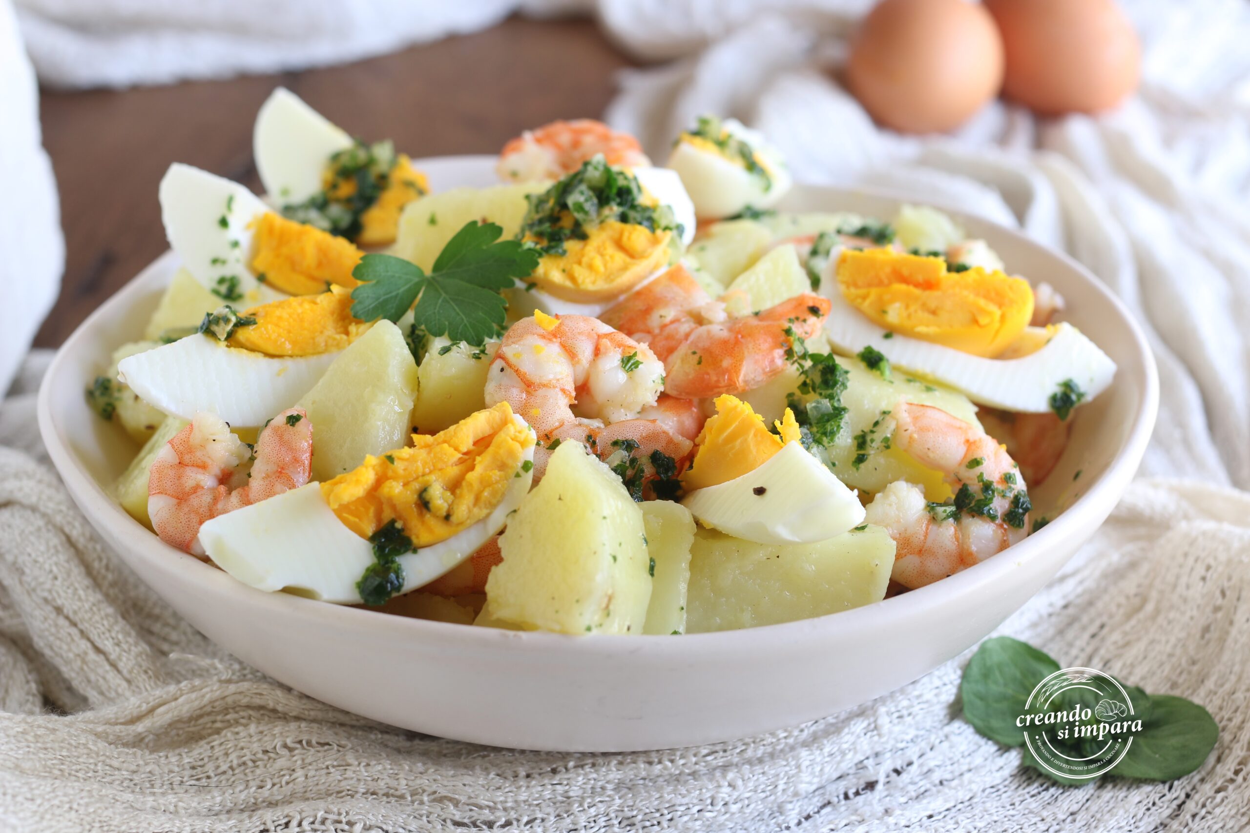 Salada de batatas e camarões com ovos