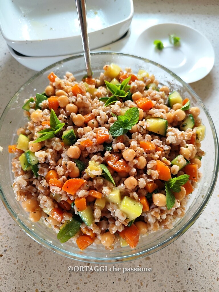 salada de farro com abobrinhas saborosa e leve