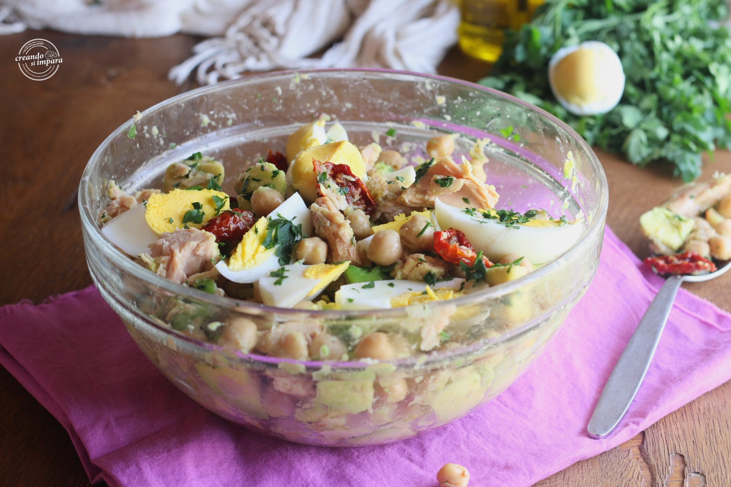 Salada de grão-de-bico com abacate e atum
