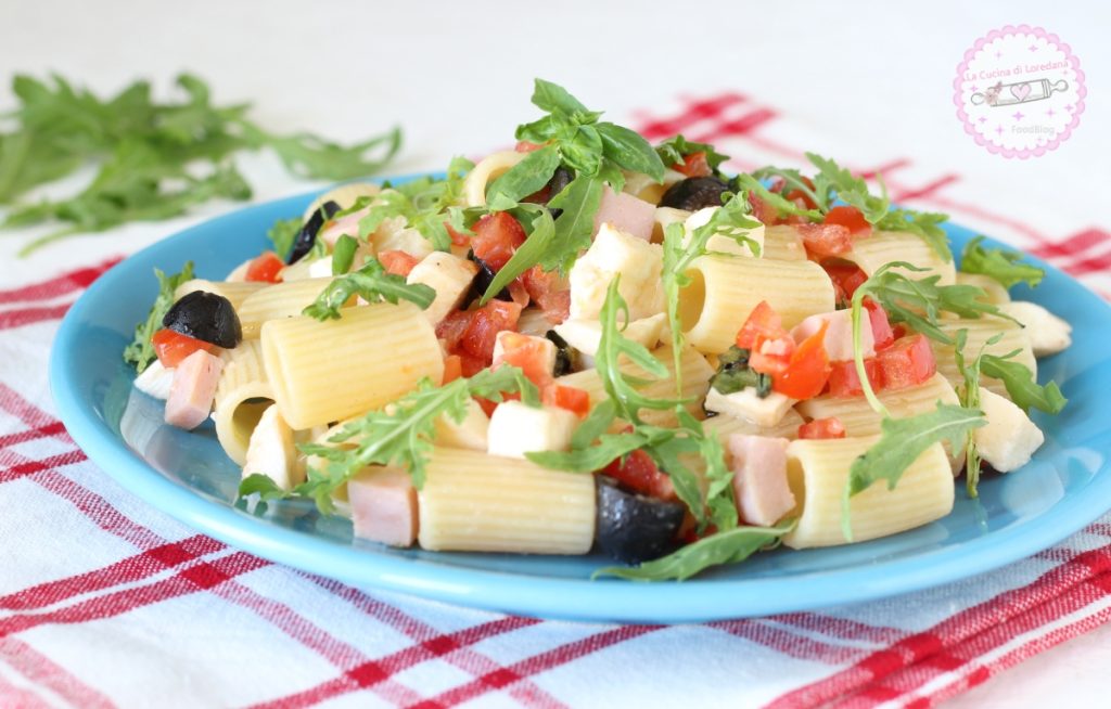 salada de macarrão com rúcula