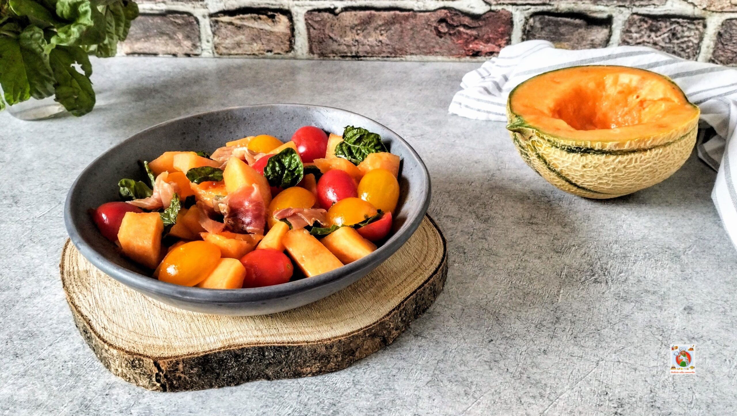 Salada de melão e speck: o prato fresco de verão, leve e saboroso