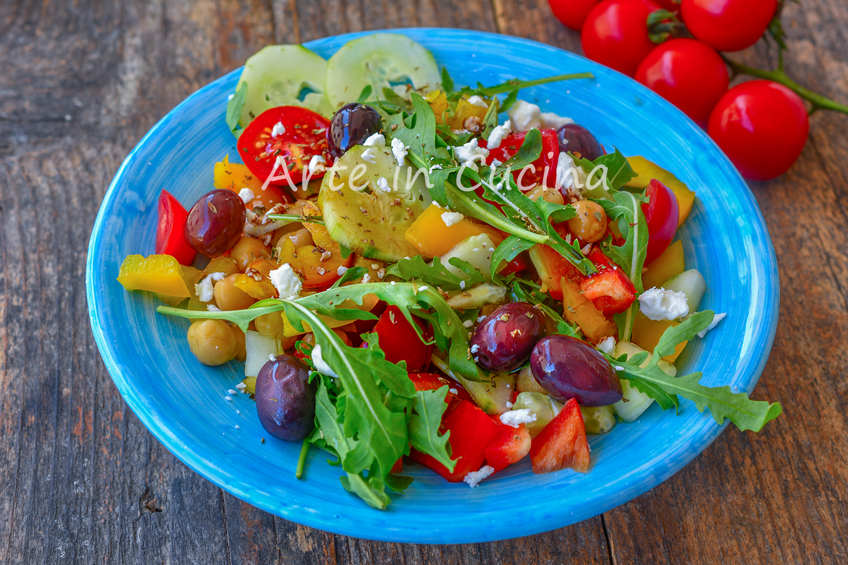 Salada grega com grão-de-bico acompanhamento rápido e frio