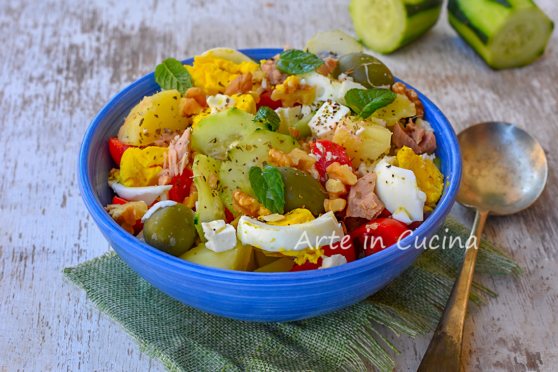 Salada de verão com batatas e ovos