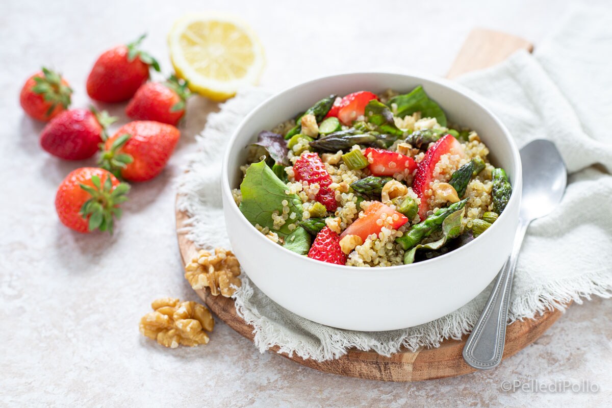 Salada com morangos, aspargos e quinoa