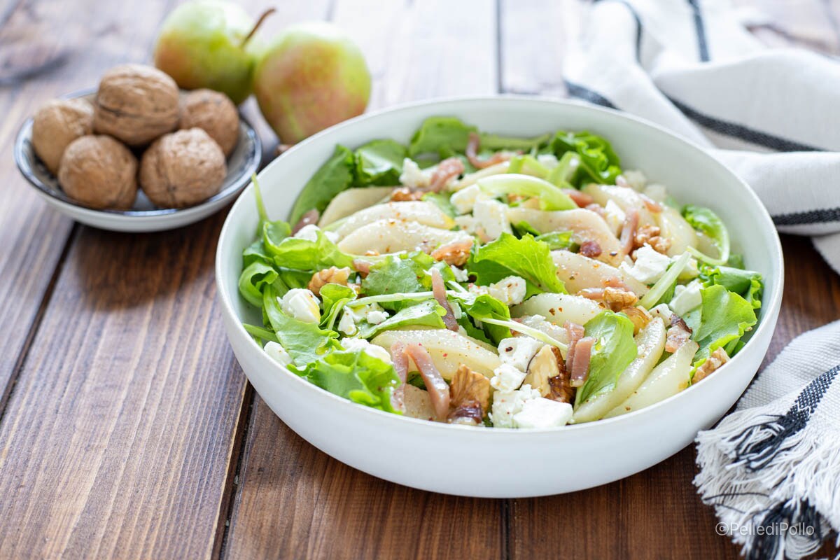 Salada com peras, nozes e feta