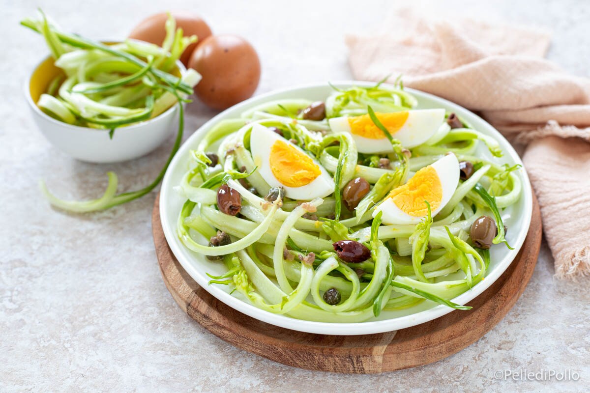 Salada de puntarelle com ovos cozidos
