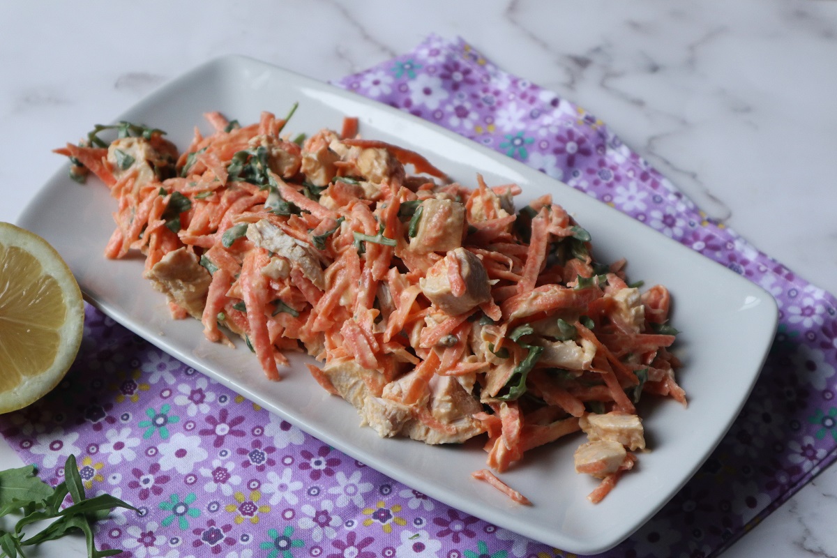 Salada de frango com cenoura, rúcula e molho de iogurte