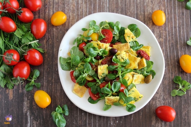 Omeletes em salada colorida